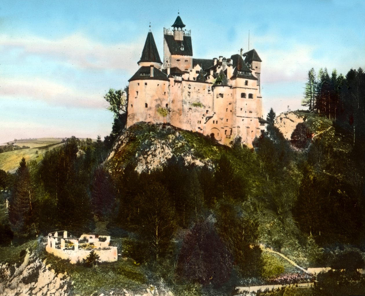 Románia, Erdély, Bran (Törcsvár) kastély (Drakula kastélyaként ismert) Bran falu és Brassó város közelében, a kép dátuma: 1920 körül. Carl Simon Archívum alkotó: Carl Simon