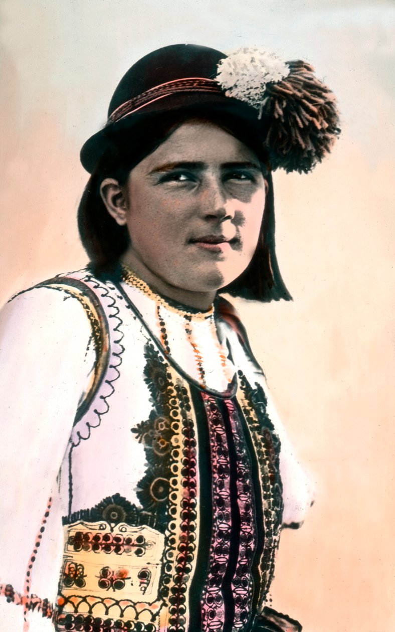 Románia, lány portréja hagyományos viseletben, a kép dátuma: 1920 körül. Carl Simon Archívum alkotó: Carl Simon