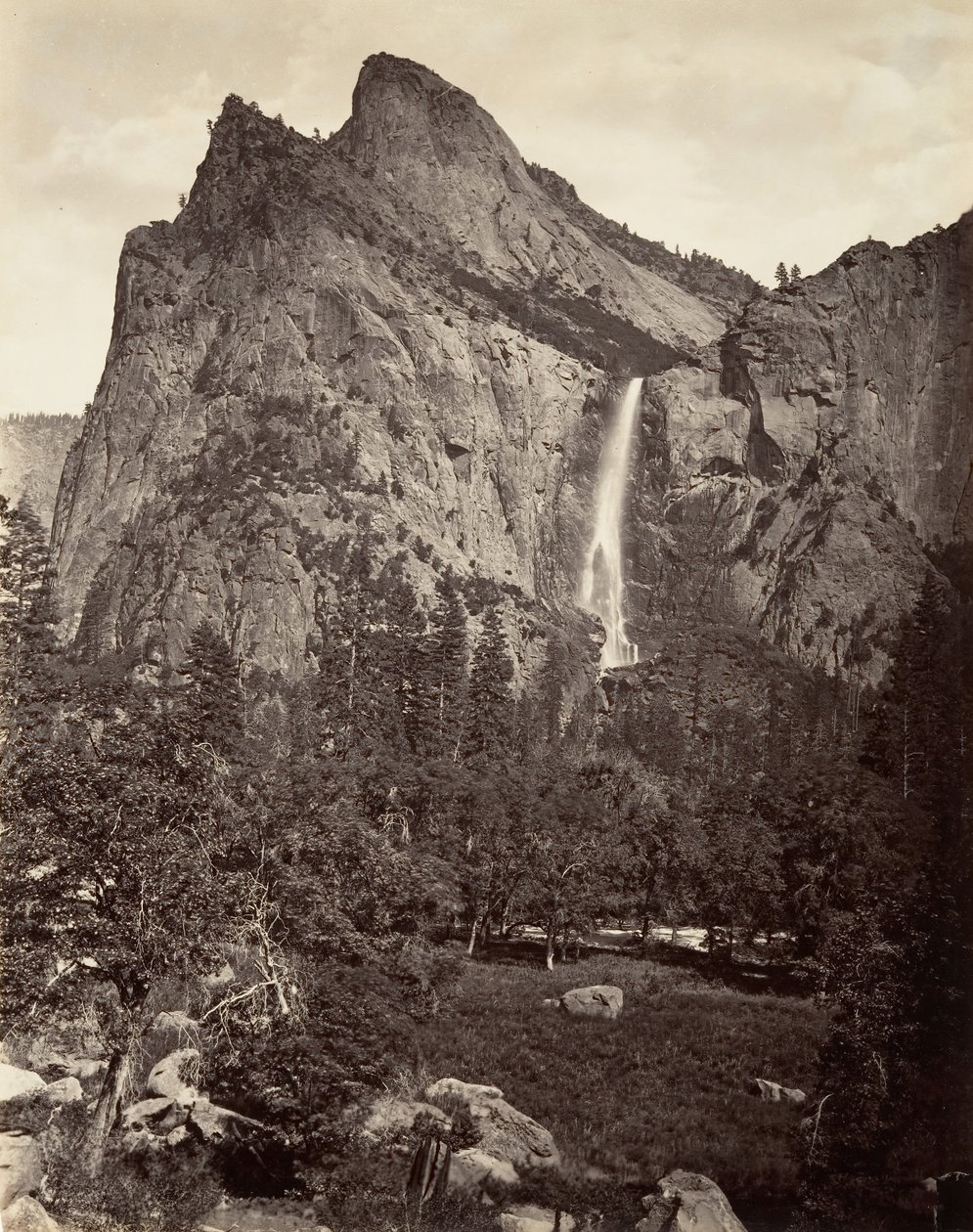 Bridal Veil Fall, 940 láb, Yosemite, kb. 1872, nyomtatott kb. 1876. alkotó: Carleton E. Watkins.