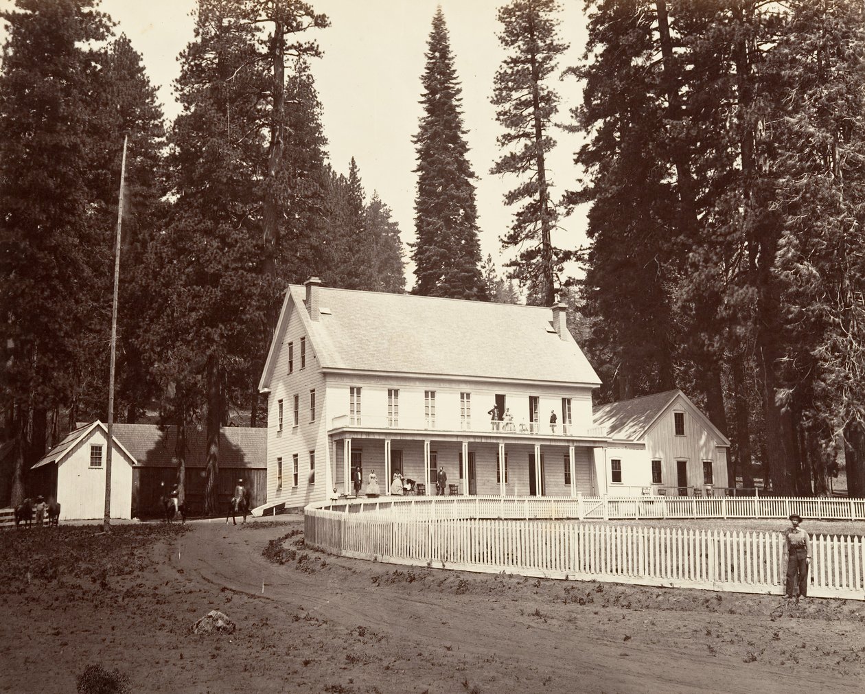 Mammoth Grove Hotel, kb. 1872, nyomtatott kb. 1876. alkotó: Carleton Emmons Watkins