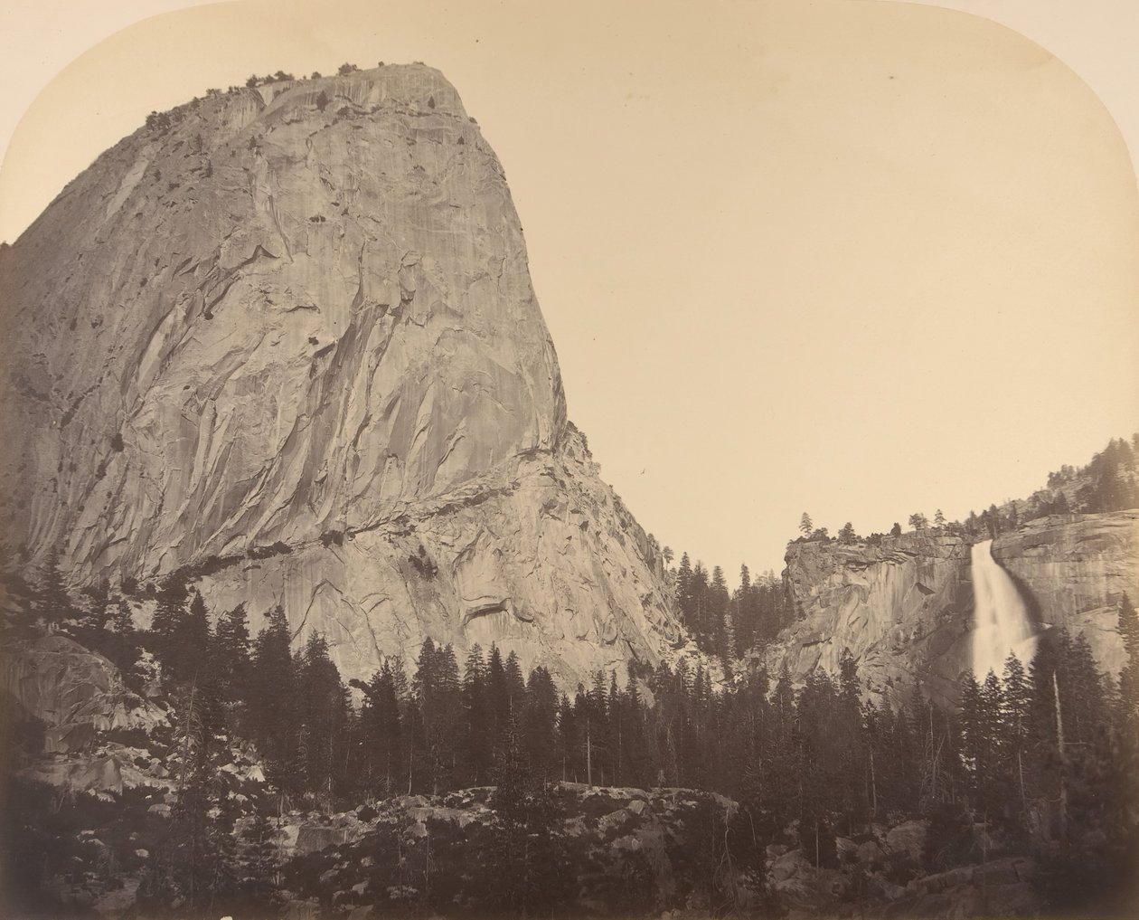 Mt. Broderick és Nevada Fall. Ősz = 700 láb, 1861, Yosemite. alkotó: Carleton Emmons Watkins