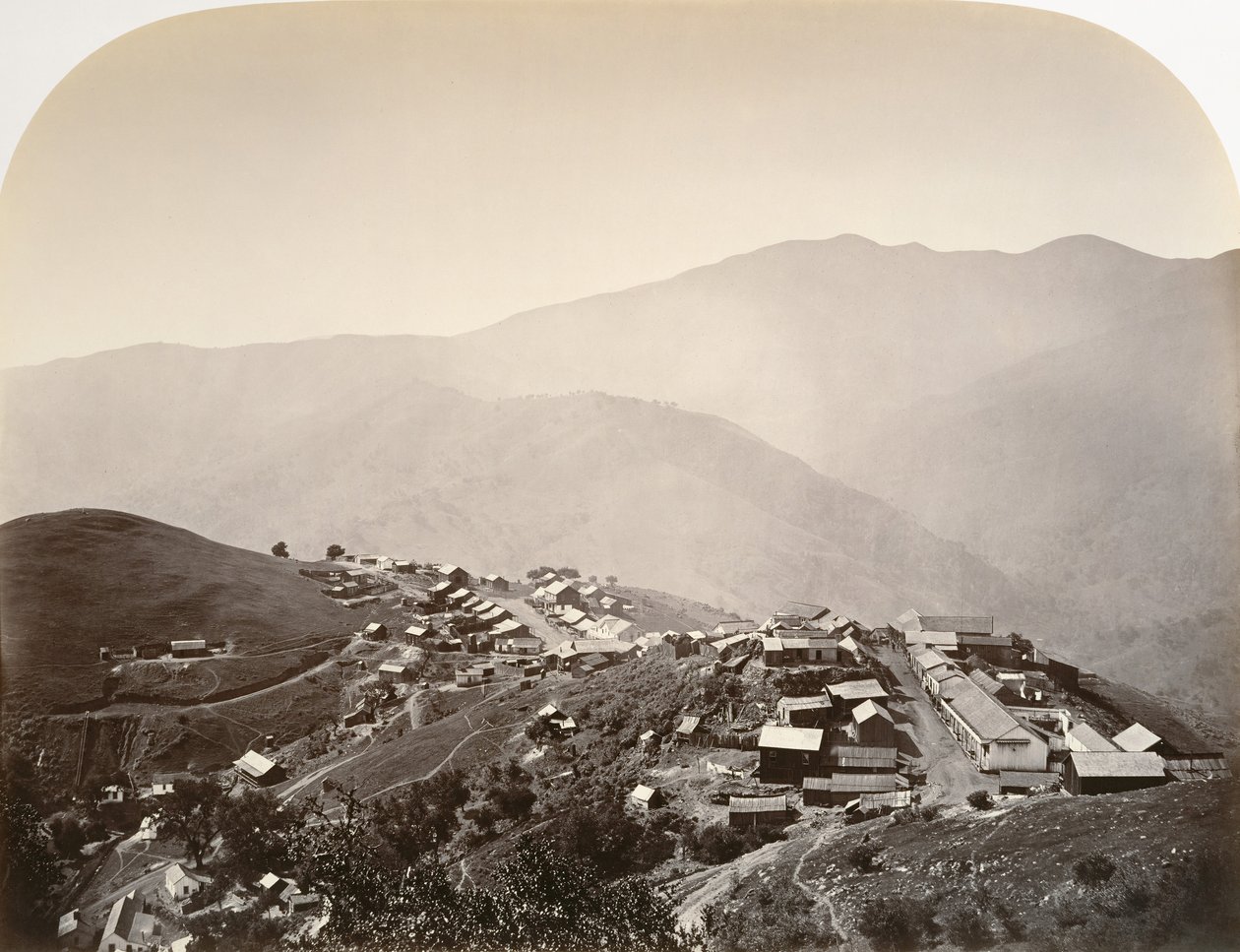 The Town on the Hill, New Almaden, 1863. alkotó: Carleton Emmons Watkins