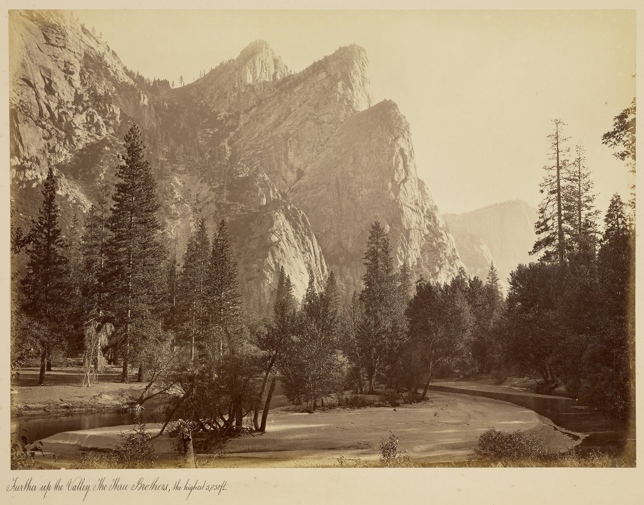 Tovább felfelé a völgyben. A Három Testvér-hegycsúcsok, a legmagasabb 3 830 láb. alkotó: Carleton Watkins