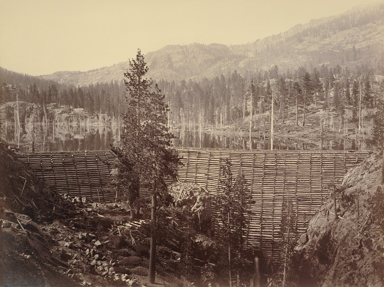 Rudyard-víztározó. 114 láb magas központi gát; faszerkezet és kőtöltés alkotó: Carleton Watkins