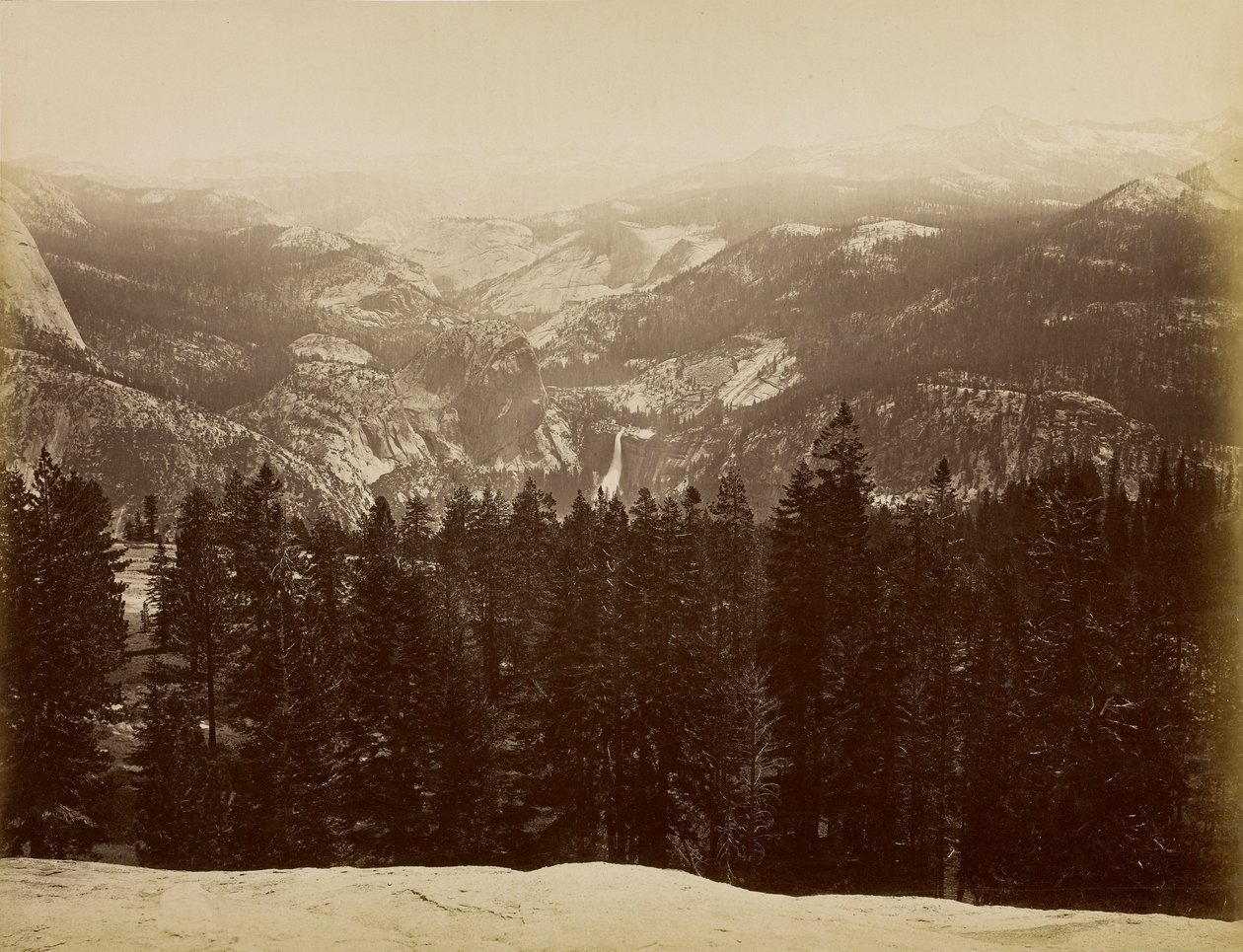 A Lyell-hegycsoport és a Nevada-vízesés a Sentinel Dome-ról alkotó: Carleton Watkins