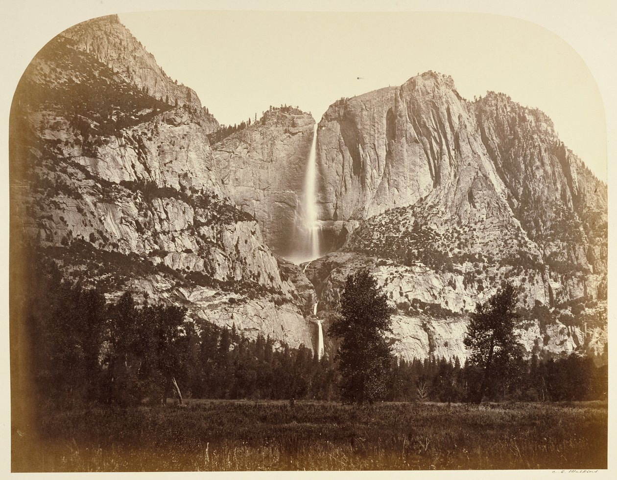 Yosemite-vízesés (elölnézet), 2477 láb. alkotó: Carleton Watkins