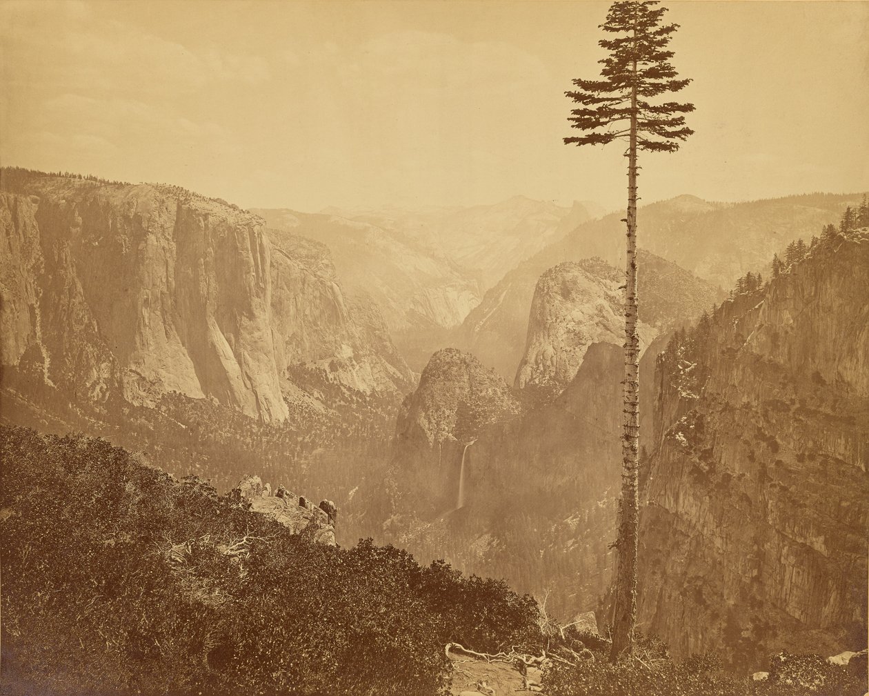 [A Yosemite-völgy a Mariposa Trailről nézve] alkotó: Carleton Watkins