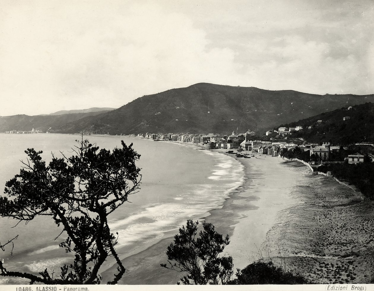 Alassio tengerparti szakasza, 1890 körül (f/w fotó) alkotó: Carlo Brogi
