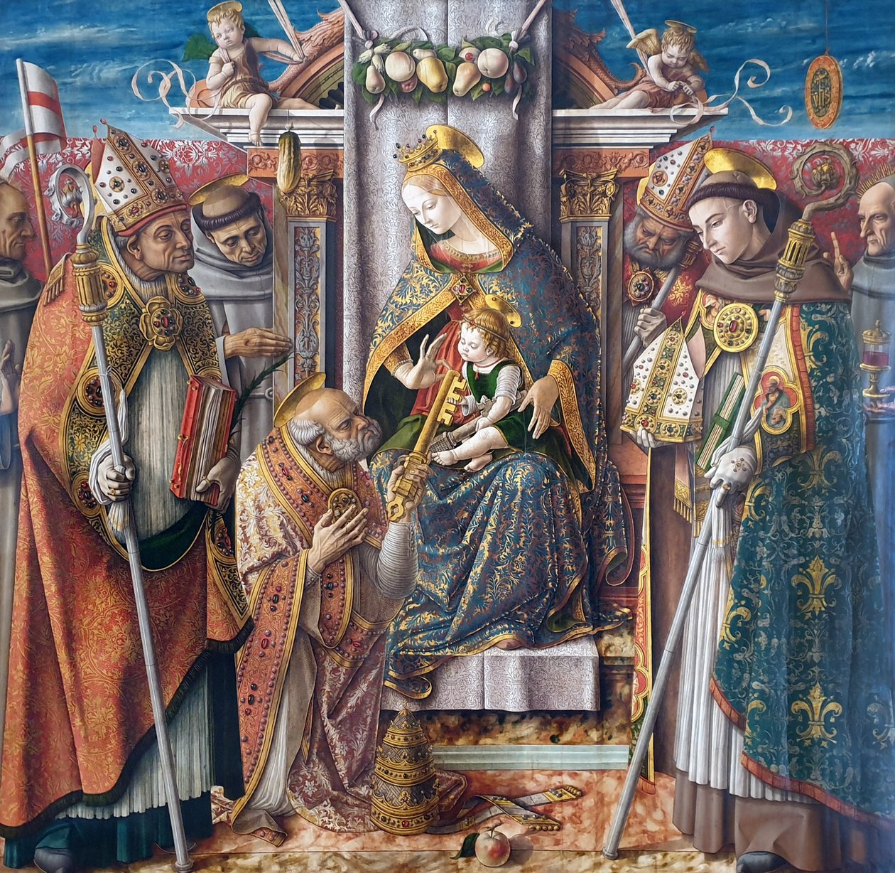 Német: Legyező Madonna a gyermekkel, a kulcsok átadása Szent Péter apostolnak, valamint Capistranus Szent János, Szent Emidius, Szent Ferenc, Toulouse-i Szent Lajos, Boldog Giacomo della Marca és egy püspök Legyező Madonna a gyermekkel, a kulcsok átadása S alkotó: Carlo Crivelli