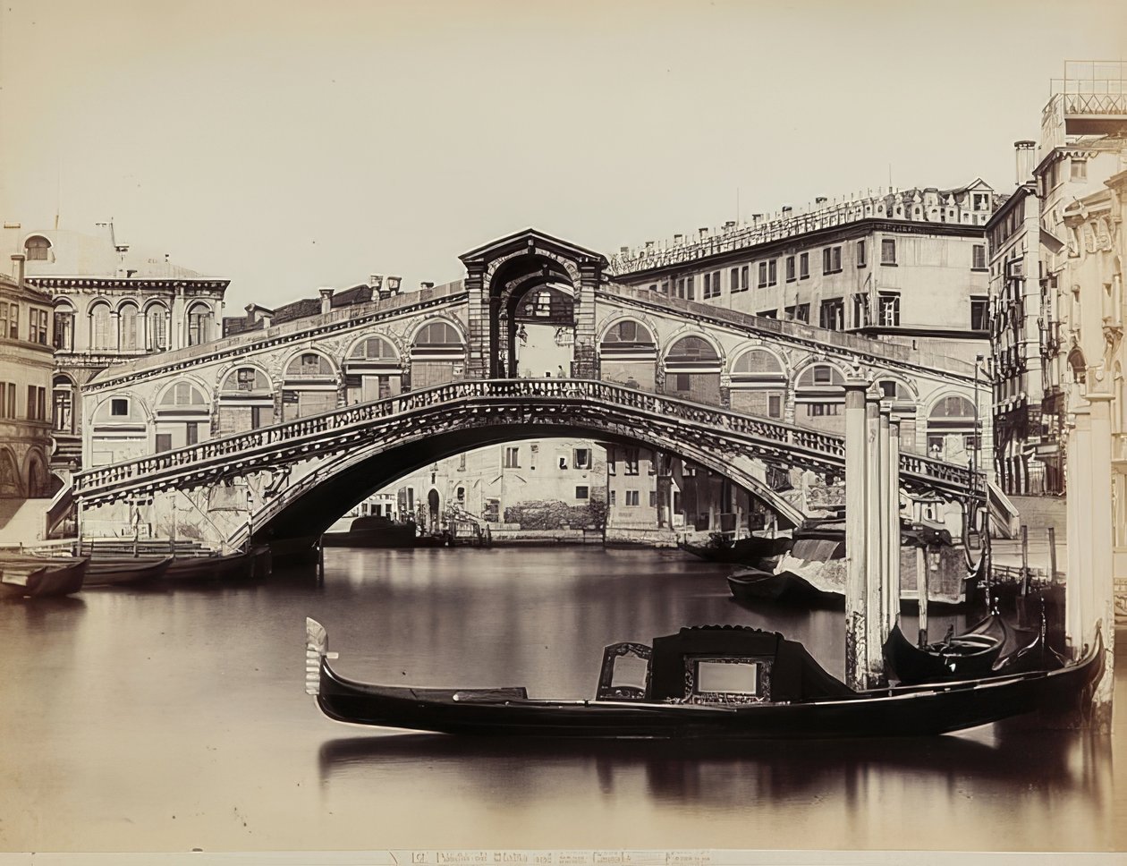 Kilátás a Canal Grandére és a Ponte di Rialto-ra Velencében. 1865-1875 alkotó: Carlo Naya