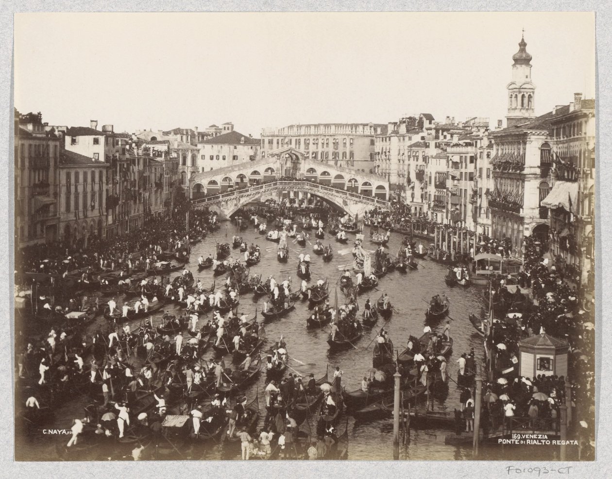 Gondola-verseny a velencei Canal Grande-n, a Rialto-híd közelében alkotó: Carlo Naya