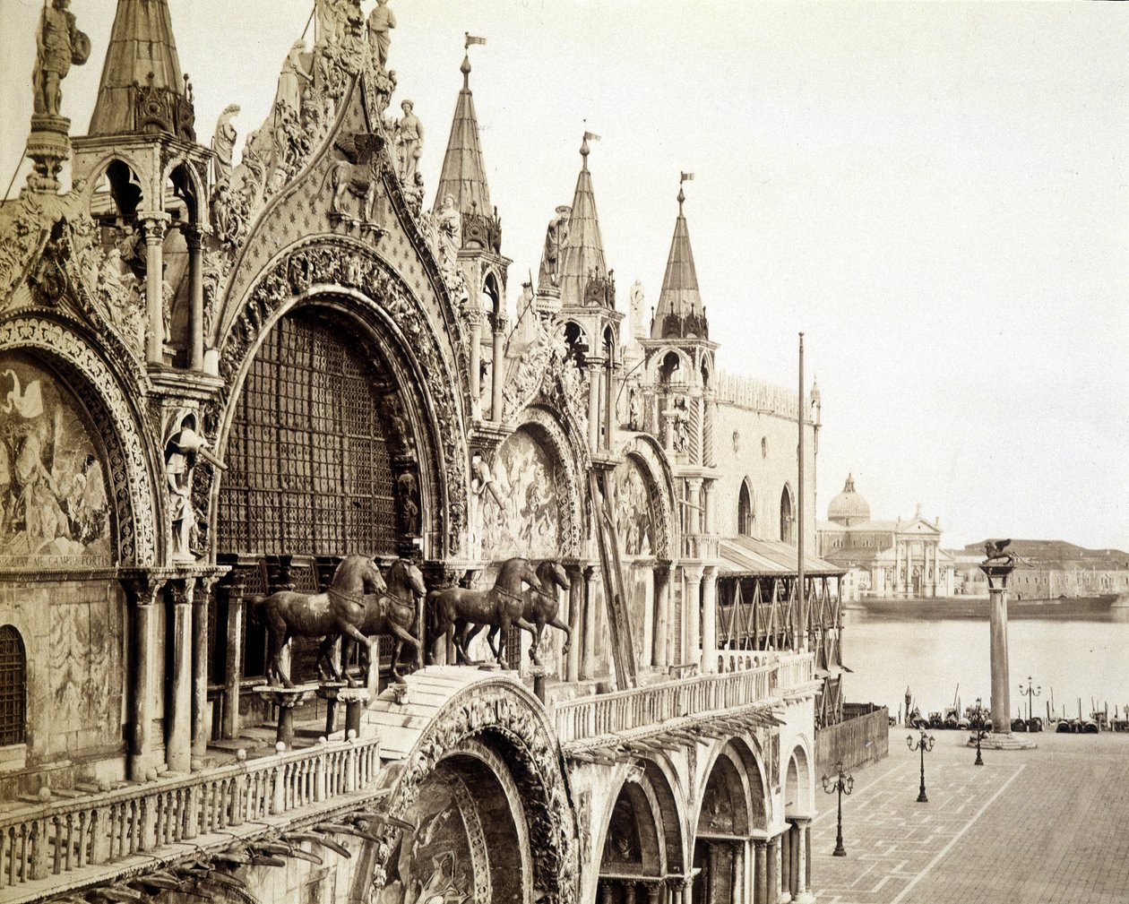 A velencei Szent Márk-bazilika lovai - C. Naya fényképe alkotó: Carlo Naya