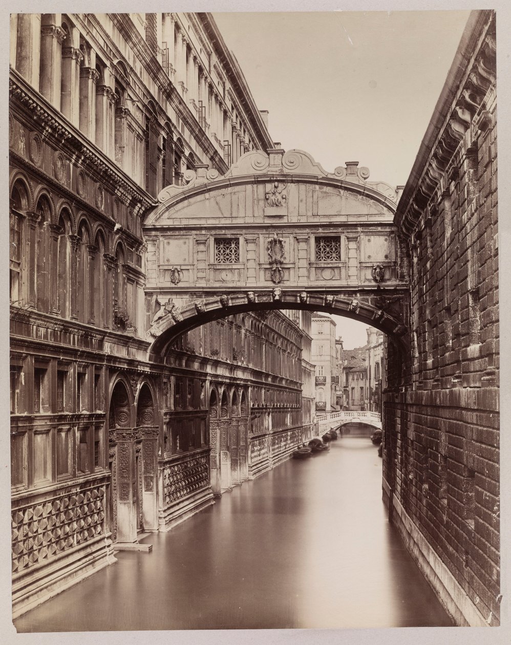 Velence. Kilátás a Ponte dei Sospiri-ra (Sóhajok hídja) a Ponte della Paglia felől alkotó: Carlo Naya