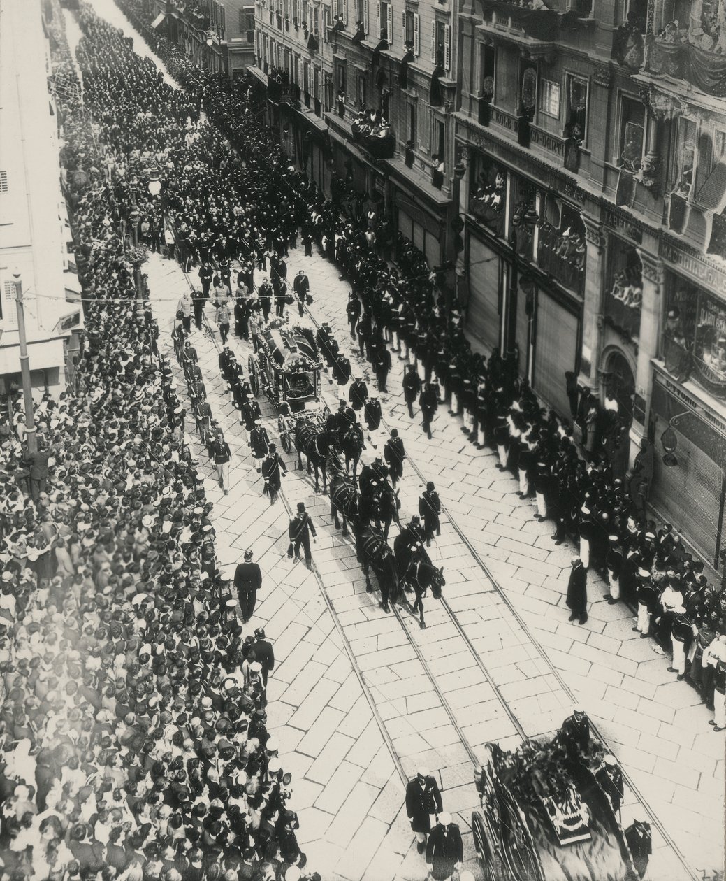 Meggyilkolták Ferenc Ferdinánd osztrák főhercegek és feleségének temetését Szarajevóban július 28-án alkotó: Carlo Wulz