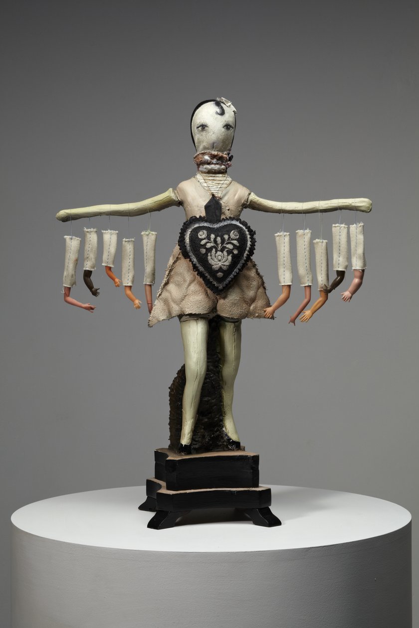 Fekete szív, 2013 (fa, agyag, szövet, festék, babarészek) alkotó: Cathie Pilkington