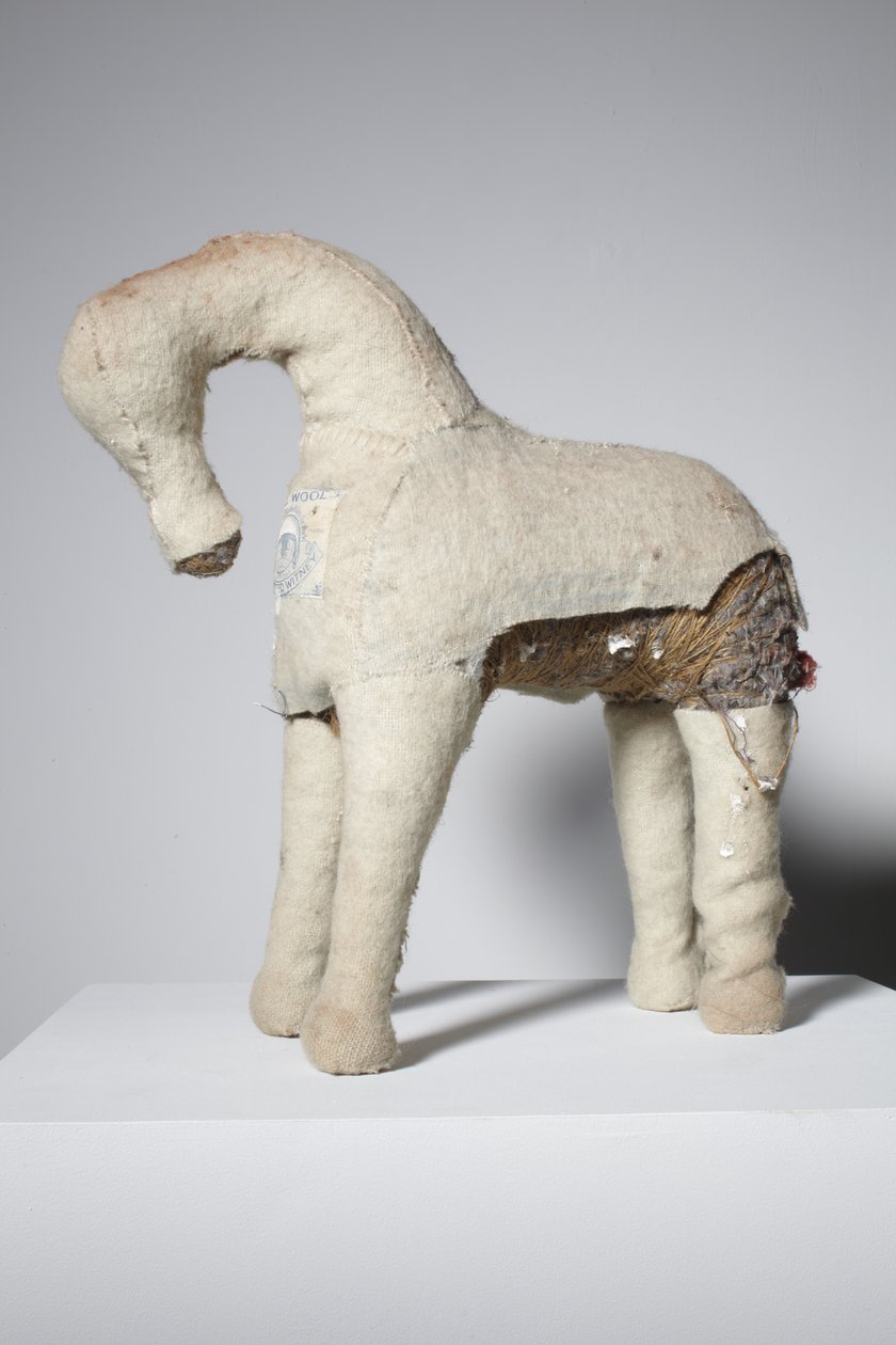 Blank, 2010 (nemez, zsinór, gyapjú takaró) alkotó: Cathie Pilkington