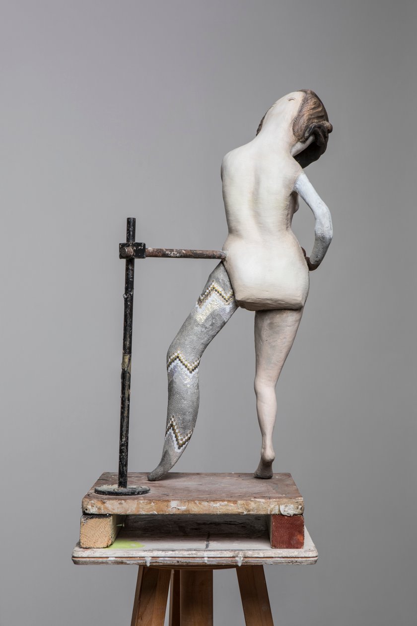 Degas Doll 3, 2017 (festett gyanta, acél, fa) alkotó: Cathie Pilkington