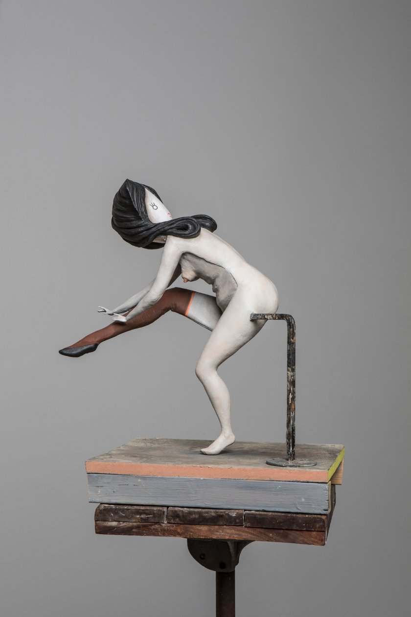 Degas Doll 5, 2017 (festett gyanta, acél, fa) alkotó: Cathie Pilkington