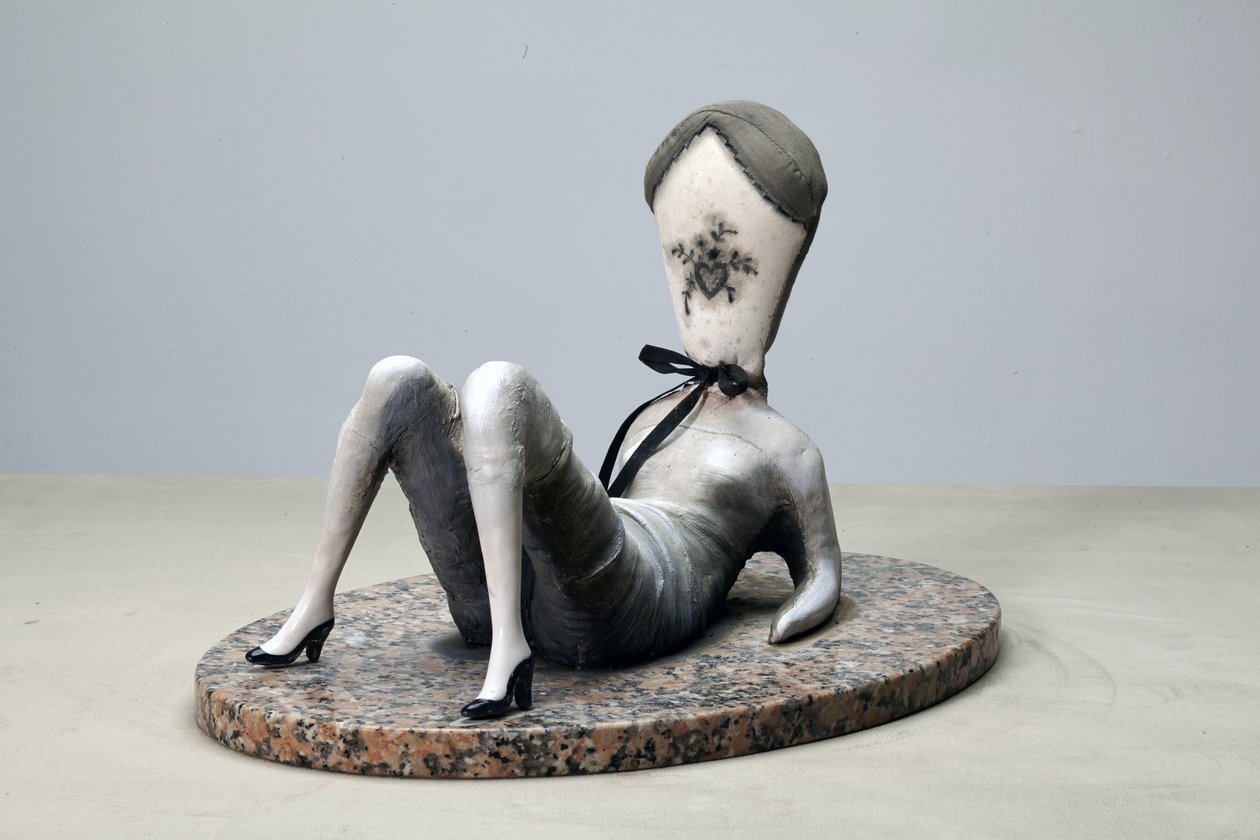 Dirty Love Pillow, 2014 (szövet, agyag, festék, gránit) alkotó: Cathie Pilkington
