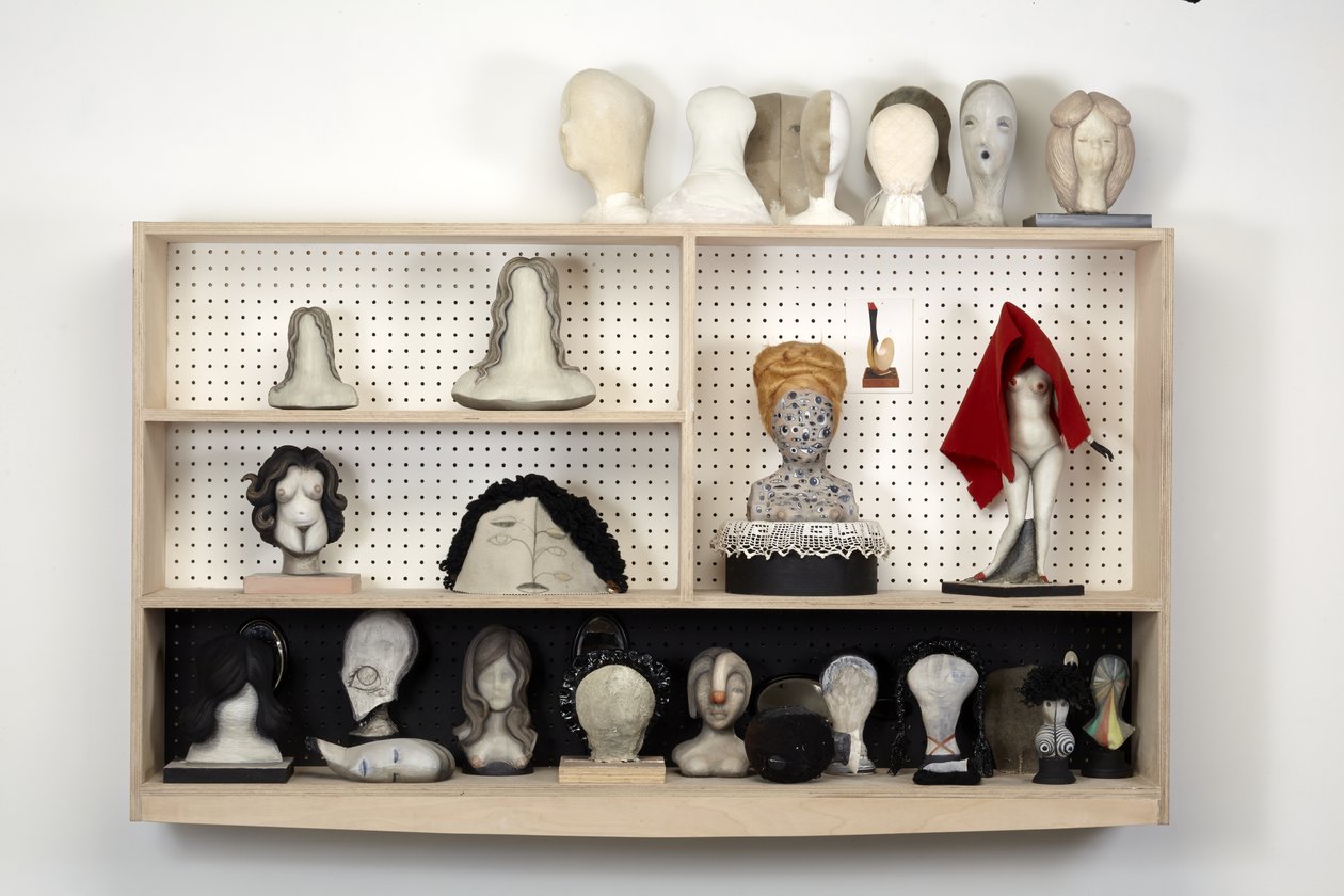 Head Case, 2016 (gipsz, fa, bőr, takaró, filctoll, olajfesték, szövet, tükrök, pegboard, MDF) alkotó: Cathie Pilkington