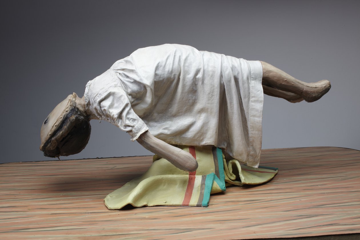 Levitáló baba, 2010 (fa, acél, agyag, szövet, linóleum, festék) alkotó: Cathie Pilkington