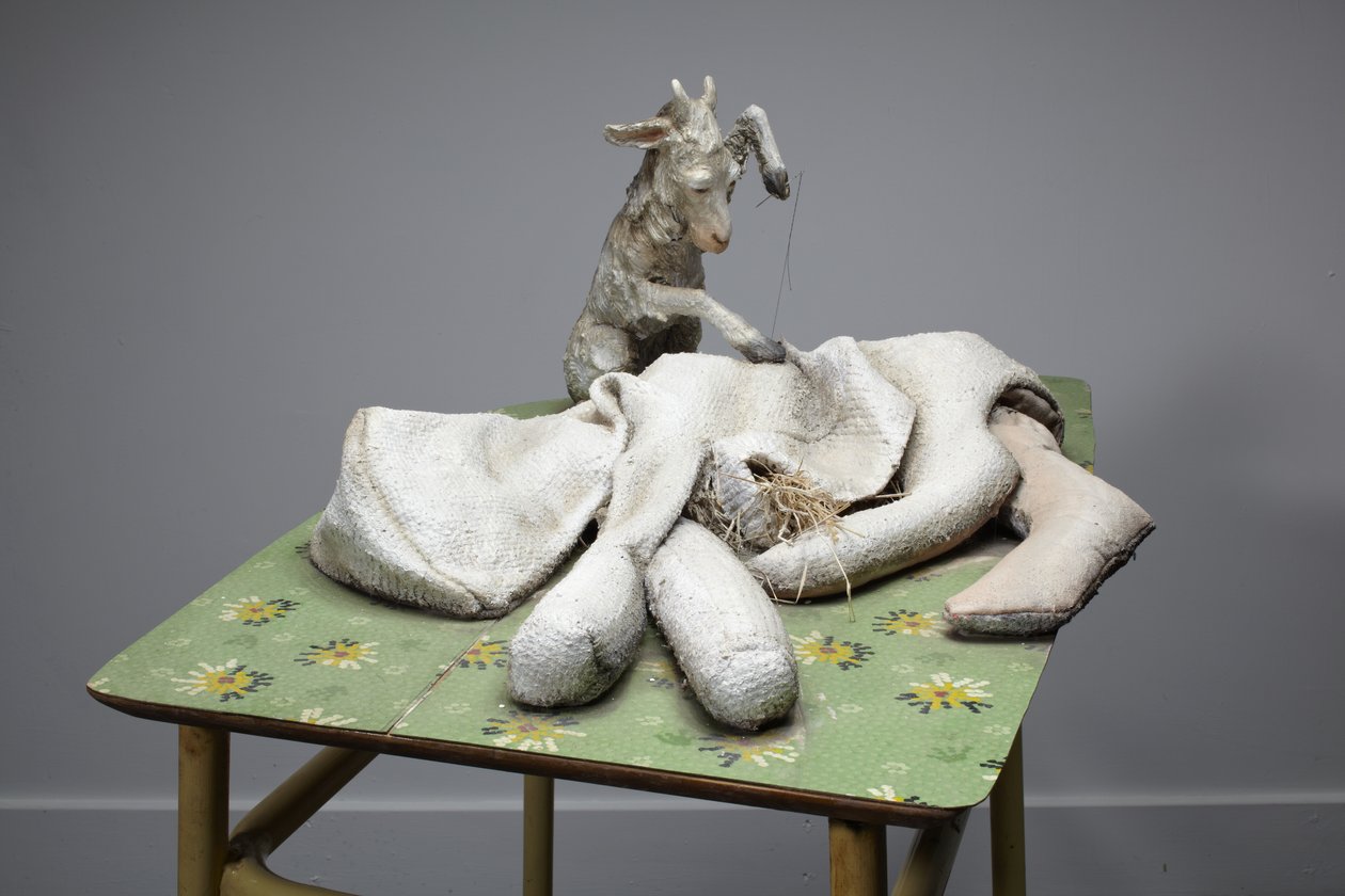 Anya, 2010 (fa, takaró, szalma, agyag, linóleum, acél, festék) alkotó: Cathie Pilkington