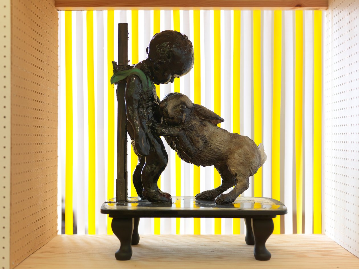 The Wonderful Story of the Tar Baby, 2010 (fa, agyag, szövet, festék) alkotó: Cathie Pilkington