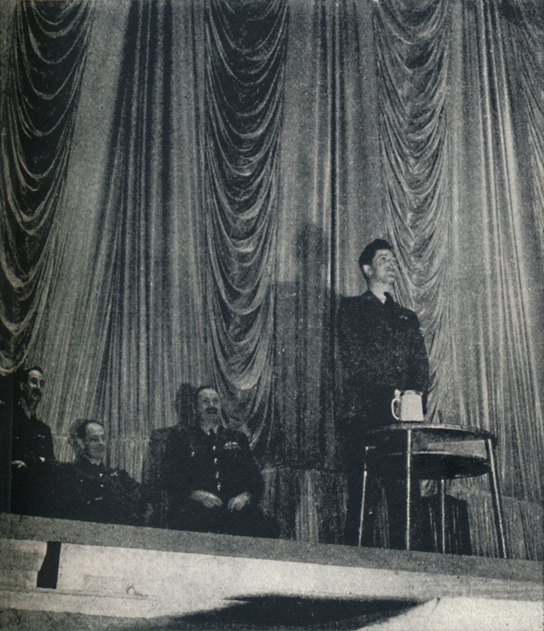 J. Nicholson, V.C. repülő hadnagy hangsúlyozza a fegyelem fontosságát a kadétok számára, 1941 alkotó: Cecil Beaton