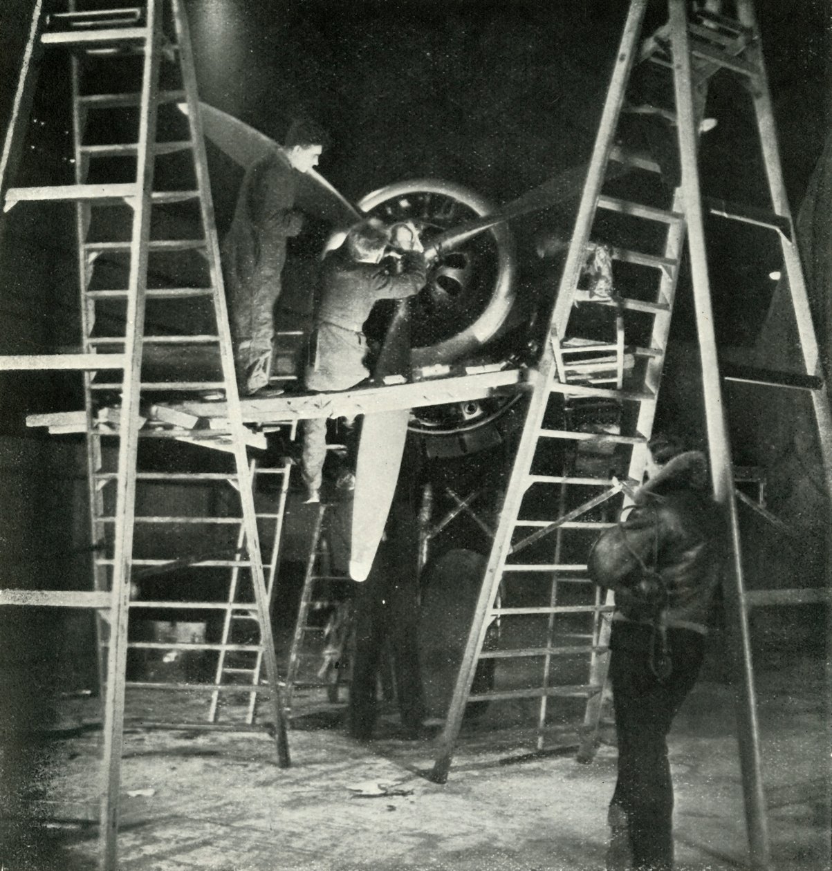 Flight Mechanics, szintén W.A.A.F. Kereskedelem, c1943. alkotó: Cecil Beaton