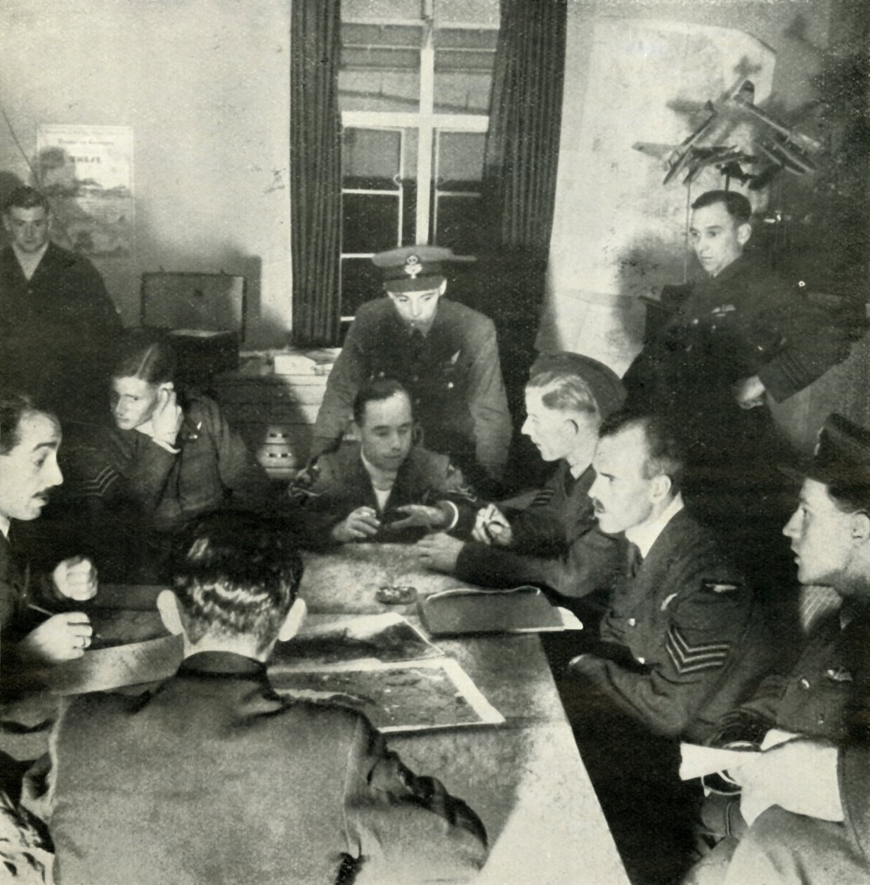 Repülőszemélyzet kihallgatása, W.A.A.F. Segítség ebben a munkában, c1943. alkotó: Cecil Beaton