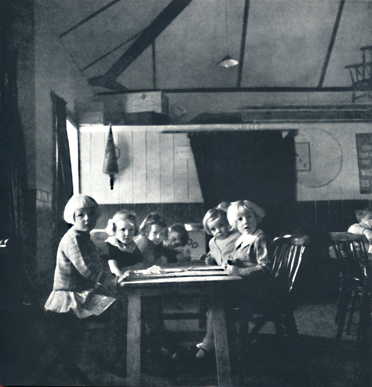 Leckék londoni gyerekeknek a községházán, 1941 alkotó: Cecil Beaton