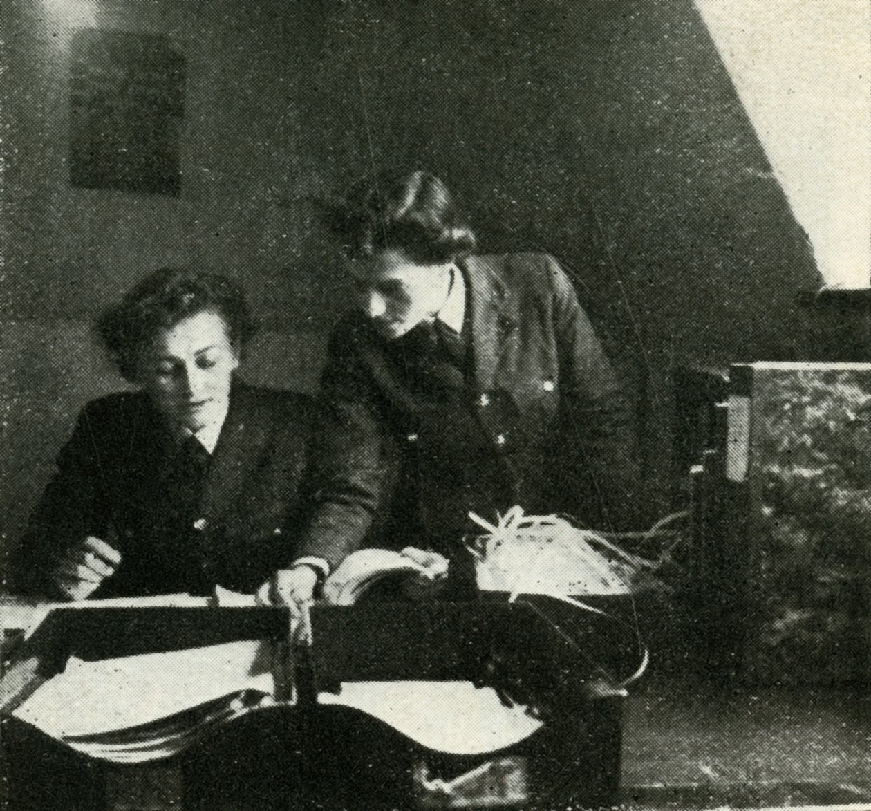 On Signals Duty, c1943. alkotó: Cecil Beaton