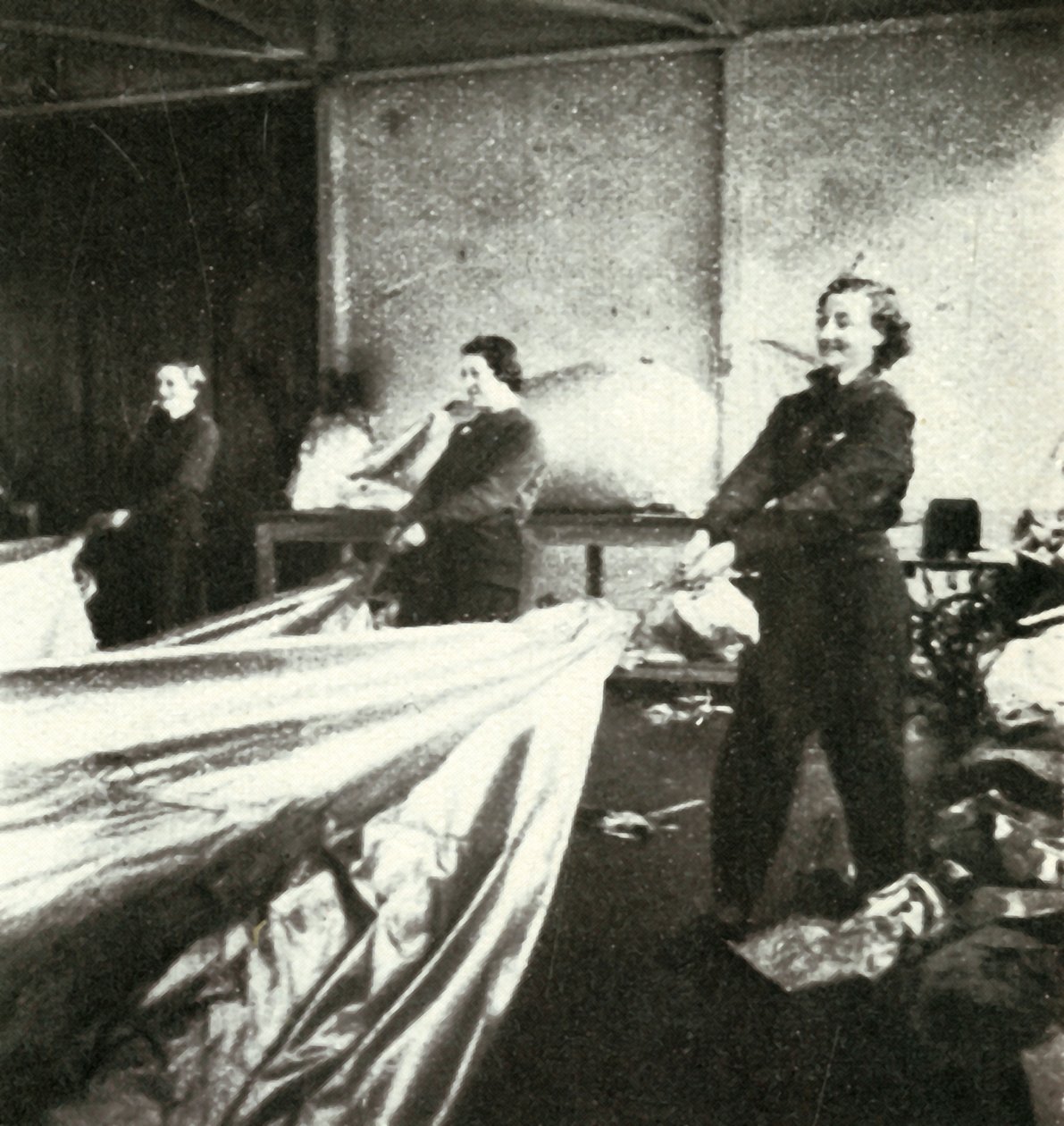 Vízlépcső léggömbök javítása, 1943. alkotó: Cecil Beaton