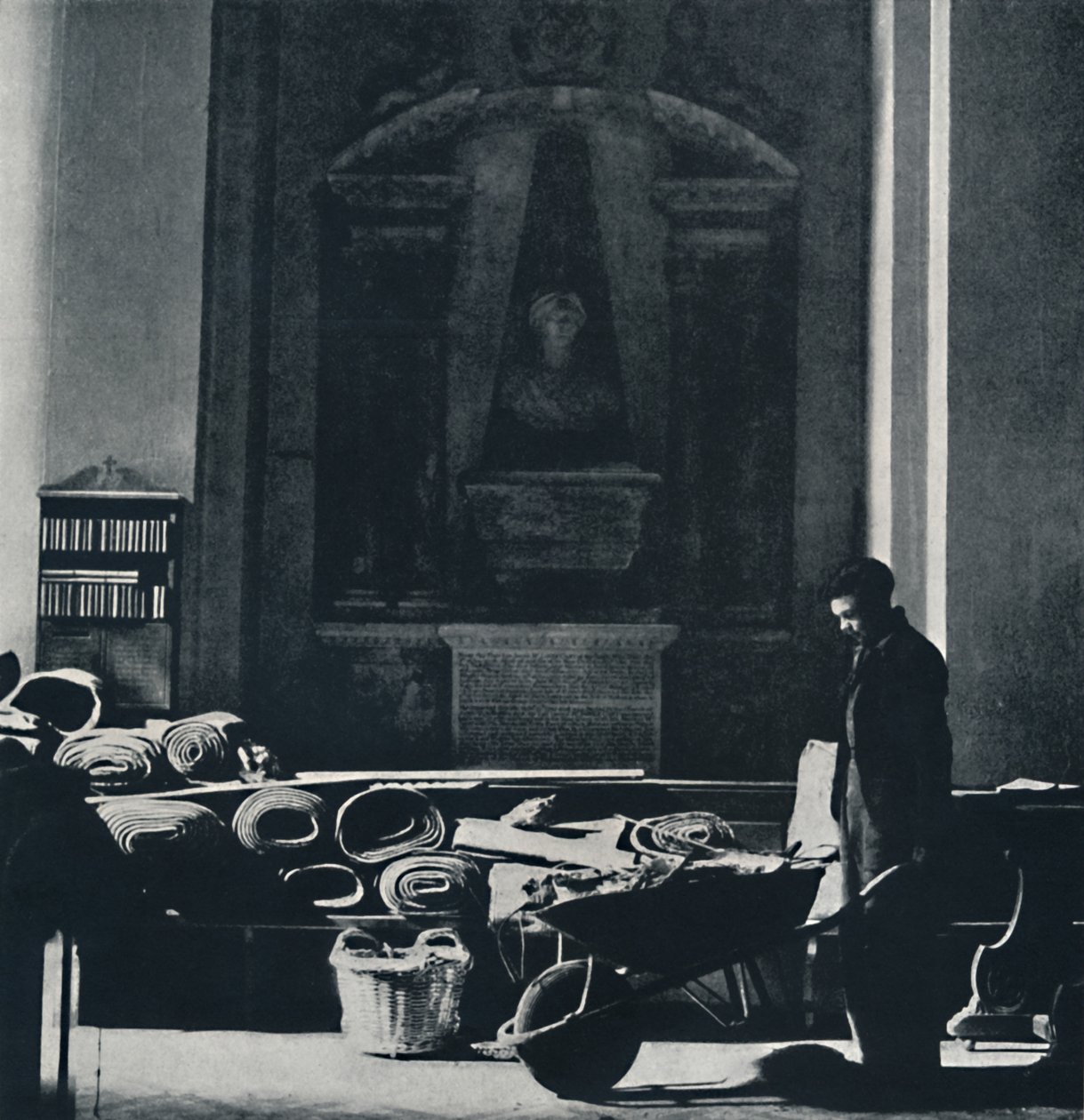 St. Mary-le-Bow az első villámlás után. Mára megsemmisült, 1941 alkotó: Cecil Beaton