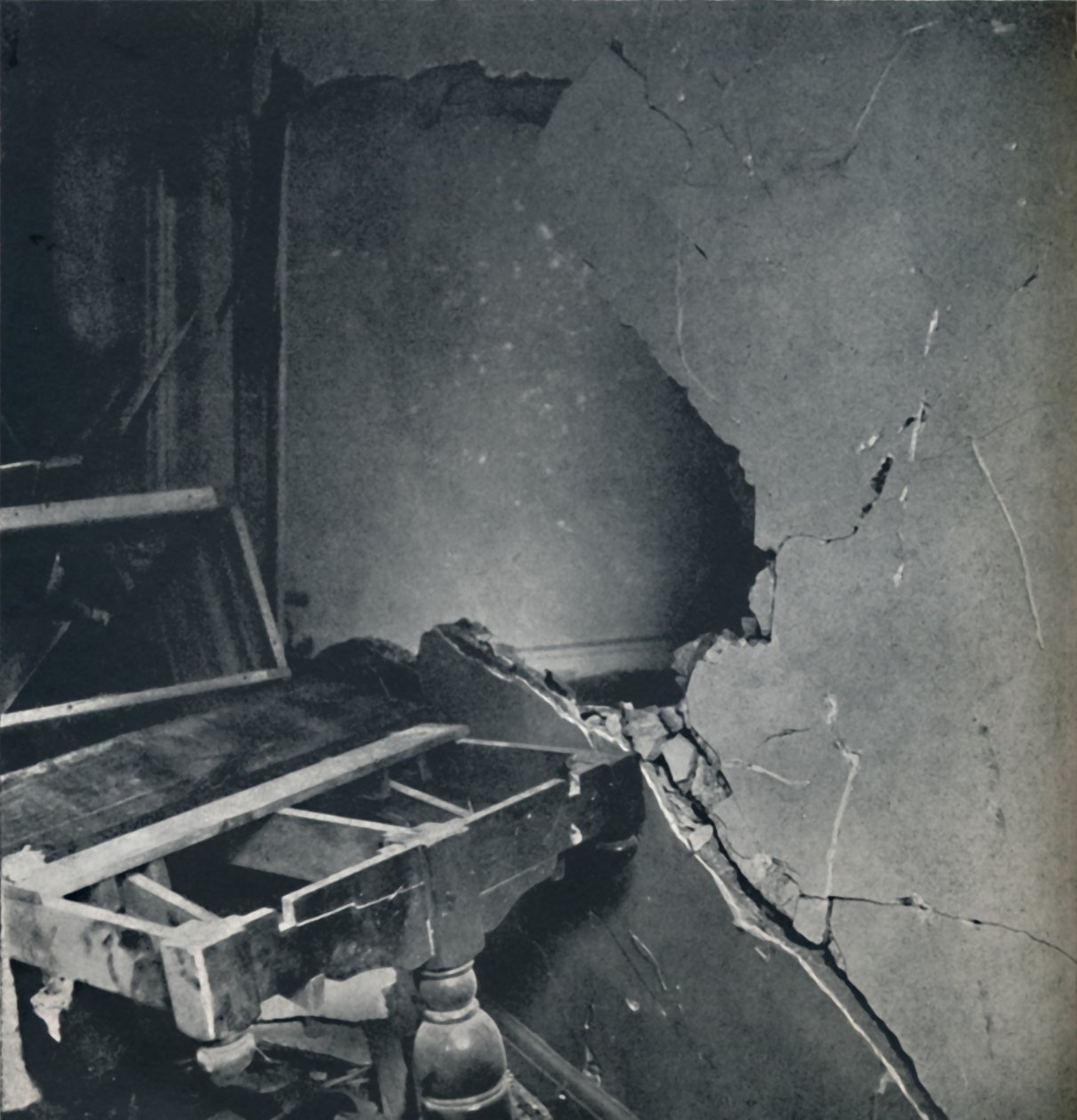Leülepszik a por, 1941 alkotó: Cecil Beaton