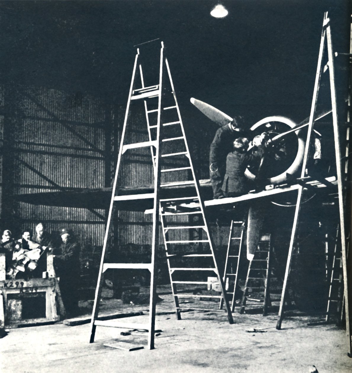 A földi személyzet munkája soha nem fejeződött be, 1941 alkotó: Cecil Beaton