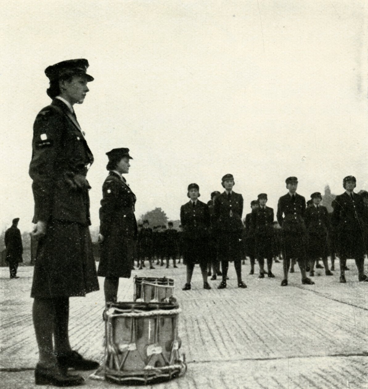 W.A.A.F. Band on Parade, 1943. alkotó: Cecil Beaton