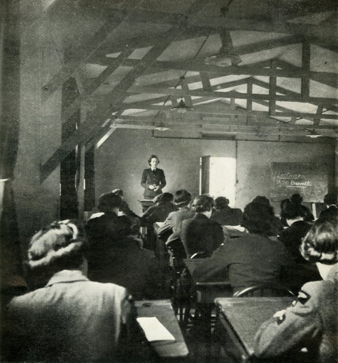 W.A.A.F. Tiszti előadások, c1943. alkotó: Cecil Beaton