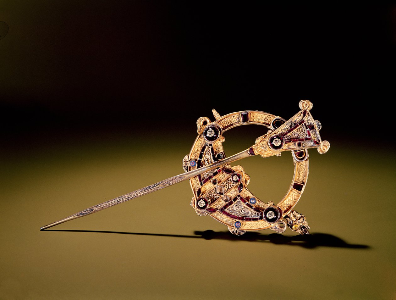 Tara bross, Bettystown, Meath megye (öntött ezüst, arany fóliával, gyöngyökkel, arannyal, borostyánnal és üveggel borítva). alkotó: Celtic