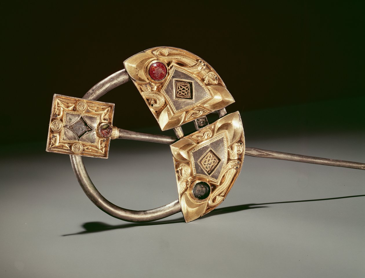Gyűrűs bross, Ardagh Hoard, Reerasta, Limerick megye, viking kor (ezüst-aranyozott) alkotó: Celtic