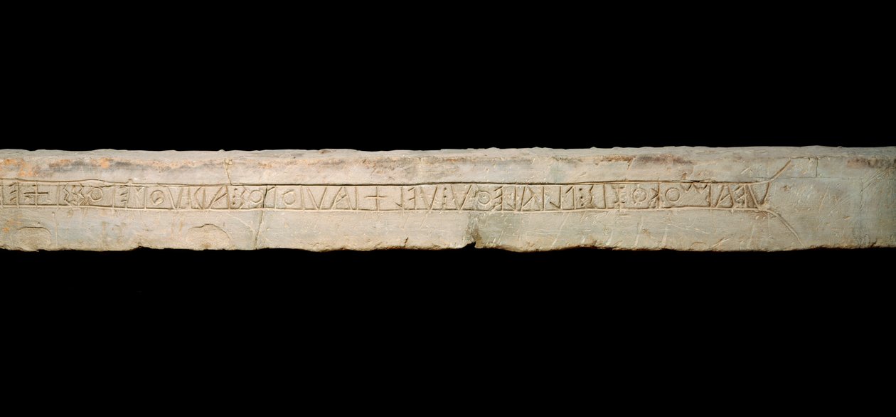 Kelta művészet: „” tisztelgés az istenségek előtt”” Síros felirat kelta ábécével (Ogham). az olaszországi Come régióból. vége 6. eleje Kr.e. 5. század. Homályos. 365x19x33 cm Como, Museo Civico Archeologico Paolo Giovio alkotó: Celtic