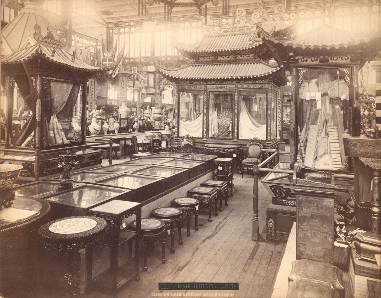 Kínai szekció - Főépület, Philadelphiai Centenáriumi Kiállítás alkotó: Centennial Photographic Co.