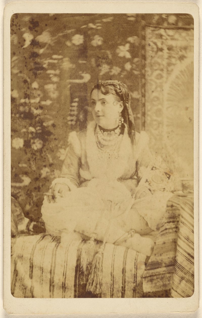 Cirkeszi szépség. alkotó: Centennial Photographic Co.