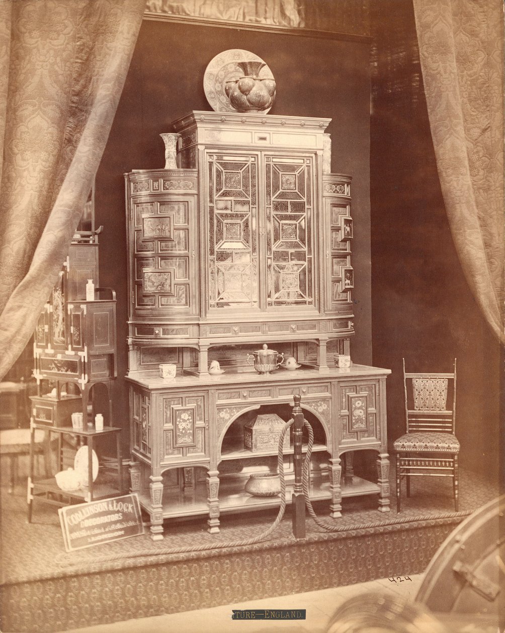 Collinson & Lock bútorkiállítása (ezüst albumin nyomat) alkotó: Centennial Photographic Co.