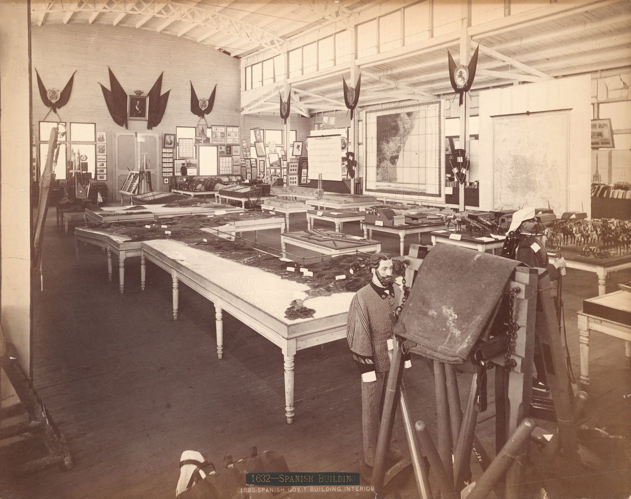 A spanyol kormány épületének belseje, a centenáriumi kiállítás spanyol részlegében alkotó: Centennial Photographic Co.