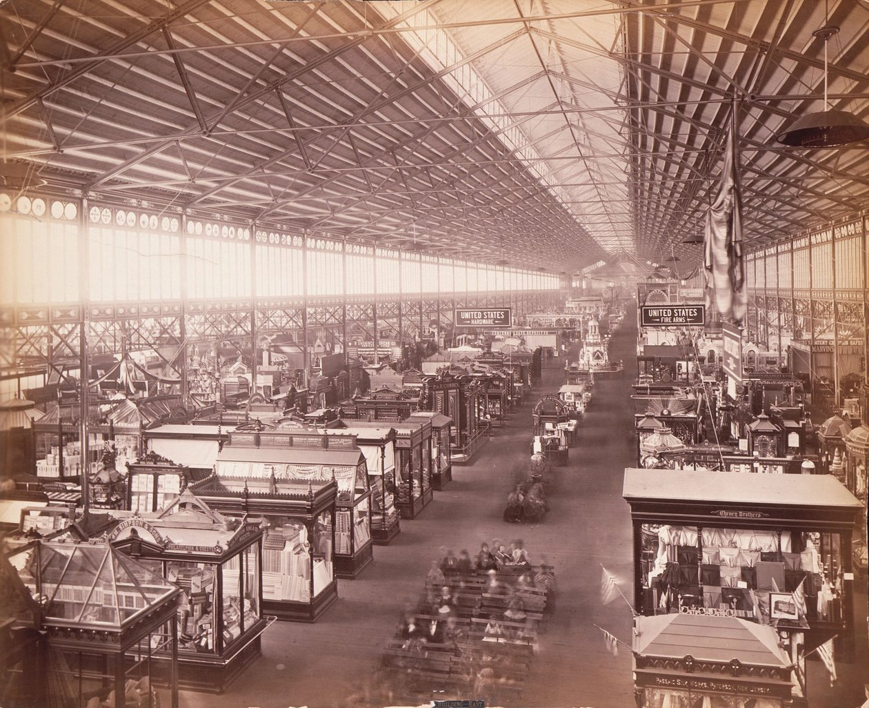 Főépület, a keleti galériából, Centennial Exhibition, Philadelphia alkotó: Centennial Photographic Co.