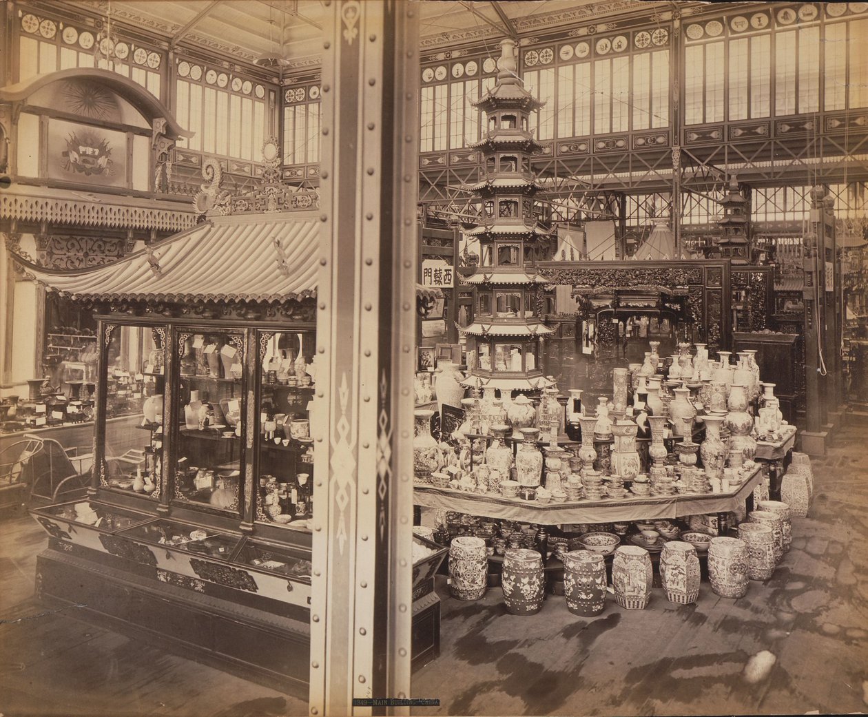 Kilátás a kínai udvarra, főépület, centenáriumi kiállítás, Philadelphia alkotó: Centennial Photographic Co.