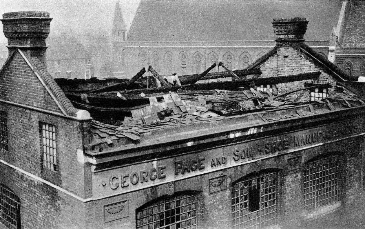 Az első londoni bombatámadás során keletkezett károk, 1915 1937 alkotó: Central Press