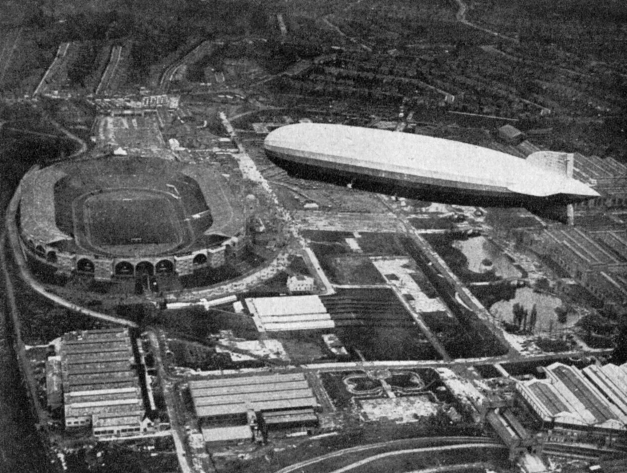 A Graf Zeppelin német léghajó a Wembley felett repül az FA-kupa döntőjében, Londonban, 1930. alkotó: Central Press