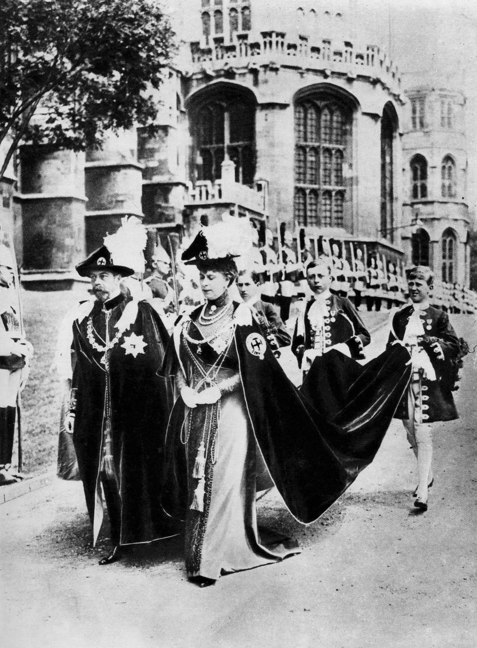 V. György király és Mária királyné a harisnyakötő lovagjainak köntösében, Windsor, 1937. alkotó: Central Press